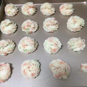 在烤盘里挤出曲奇花型，同时提前烤箱200度预热3分钟