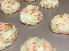 烤箱180度10分钟，200度烤五分钟，烤箱温度可以根据自己烤箱来设定，品牌不一样火候大小有所差别