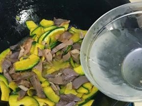 倒入适量清水