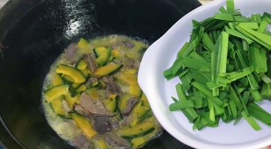 开盖后倒入韭菜