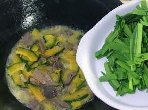 开盖后倒入韭菜