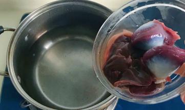 把内脏放锅里煮熟