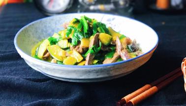 装盘趁热吃起来，香、鲜，颜色还很漂亮