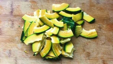 把南瓜去籽切成薄片
