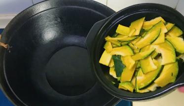 热锅冷油，待油温升高倒入南瓜翻炒