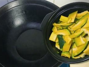 热锅冷油，待油温升高倒入南瓜翻炒