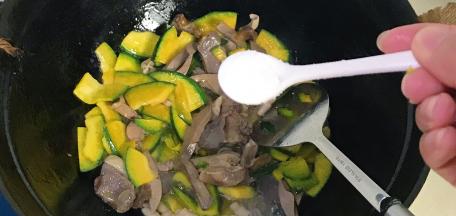 加入料酒加入适量盐翻炒