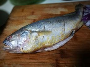 黄鱼收拾干净 侧面切两个花刀