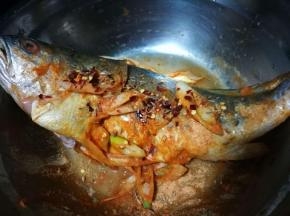 加入适量孜然粒 辣椒粉 腌制一小时