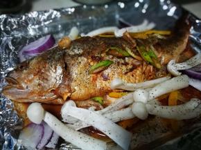 摆放海鲜菇 洋葱丝 撒上一些胡椒粉 入烤箱180℃一刻钟