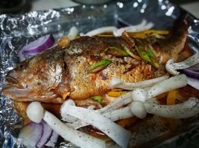 摆放海鲜菇 洋葱丝 撒上一些胡椒粉 入烤箱180℃一刻钟