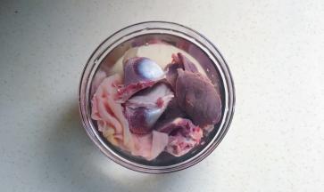 鸭子内脏洗净里浸泡，去除异味