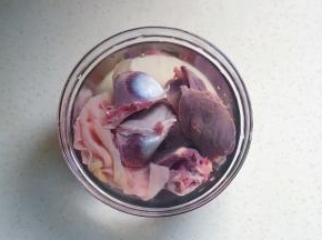 鸭子内脏洗净里浸泡，去除异味