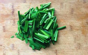 这个时候可以切好洗净的韭菜