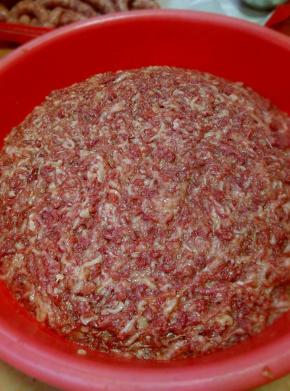 3:7的瘦，肥肉！肥和瘦分开切，肥瘦肉分别切粒（不能碎，我家是用搞肉机直接切开粒状），然后肥瘦肉混合，再把所有辅料混合，拌匀，腌制半小时。