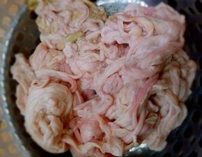 清洗干净后的猪小肠衣，清洗过程没图就不多说。（肠衣买回来后，先处理表面的油脂，用手撕掉，然后把肠衣全部翻过来，可以用水龙头边冲边塞，这样一条肠衣很快就翻过来，翻过内部以后，开始用刀刮肠衣表面直至透明，然后用水冲多几次，一定要小心，不然很容易把肠衣刮破，一定要有耐心）