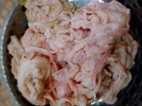 清洗干净后的猪小肠衣，清洗过程没图就不多说。（肠衣买回来后，先处理表面的油脂，用手撕掉，然后把肠衣全部翻过来，可以用水龙头边冲边塞，这样一条肠衣很快就翻过来，翻过内部以后，开始用刀刮肠衣表面直至透明，然后用水冲多几次，一定要小心，不然很容易把肠衣刮破，一定要有耐心）