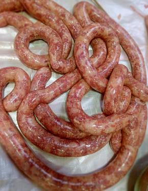 灌好一整条腊肠灌好后，准备捆扎。