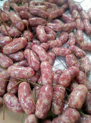 系成一个个短小而精悍的东莞腊肠，腊肠灌好后还要烧一锅温水，不要太热，轻轻把捆好的腊肠放进去过一遍水就取出，为了清洁一下粘糊的表面。