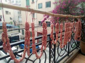 用牙签在每个腊肠上扎几个洞，这样方便透气，开始晾晒！