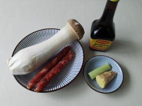 所有食材备好，杏鲍菇个头较大，两个人的话一根足够了