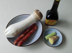 所有食材备好，杏鲍菇个头较大，两个人的话一根足够了