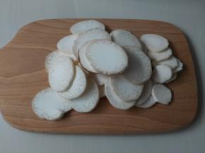 先把杏鲍菇洗干净，然后切片备用