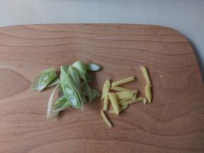 葱和姜切好，炝锅用，如果不喜欢吃葱姜的可以省略