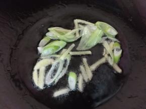 炒锅里放入油，放入葱姜炝锅