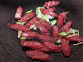 倒入切好的腊肠煸炒一下
