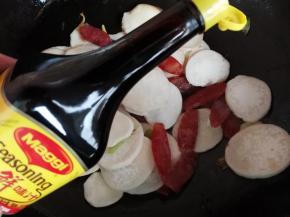 倒入几滴美极鲜味汁调味