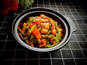 装盘，可以美美的享用了，寒冷的冬季，用一个小酒精炉子，家人围坐在一起，喝着小酒，吃着热乎乎的干锅，幸福极啦！