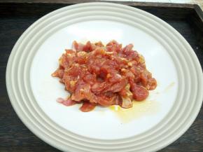 翻炒至肉丝微黄