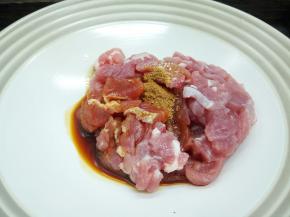 加生抽一勺，十三香一勺，芝麻油一勺