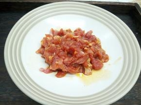 用筷子拌均匀，腌制10分钟