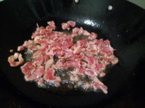 热锅热油，下肉丝翻炒