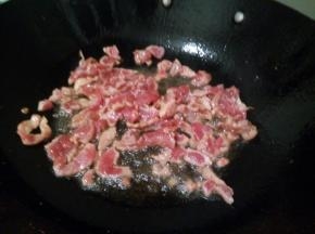 热锅热油，下肉丝翻炒