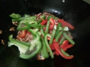 加入灯笼椒丝翻炒