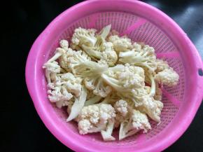 准备好花菜，用小刀切小块，用盐水浸泡五分钟，洗净。