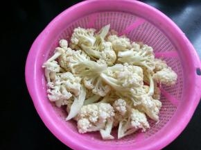 准备好花菜，用小刀切小块，用盐水浸泡五分钟，洗净。