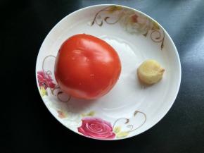 准备好番茄，生姜，洗净。