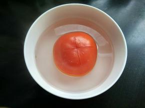 番茄划十字，放入碗中，用开水泡一会，好去皮。