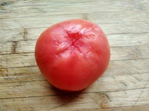 番茄皮很轻松的就可以撕下来了。