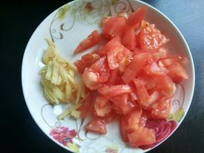 番茄切碎，生姜切丝。