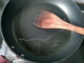 锅内放油，烧热。