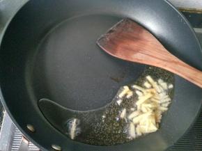 生姜爆香。