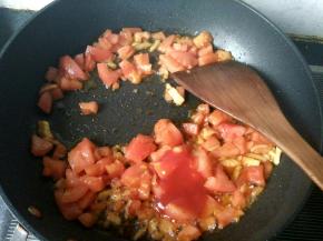 放一勺番茄汁，翻炒。