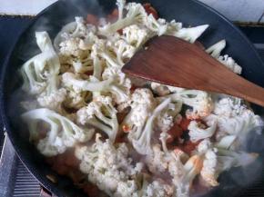 倒入花菜，翻炒。