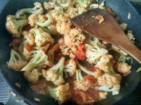 点一点清水，放盐 大火翻炒。