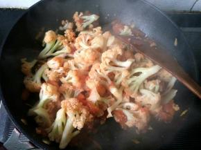 每一朵花菜都蘸上番茄汁，好了，放鸡精，可以出锅了。